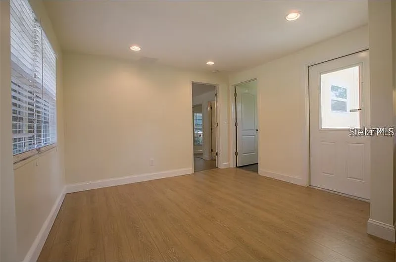 3 bed, 2.0 bath, 1297 sqft, $2,700 — Photo 4