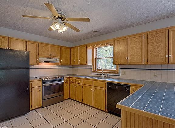 3rd image of 52 Mountain View Dr