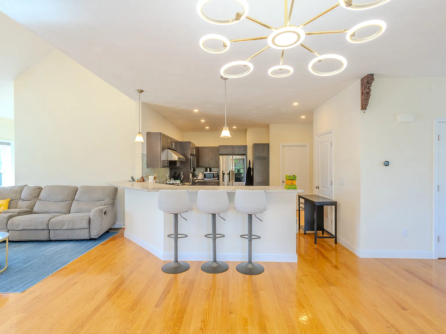 3 bed, 2.5 bath, 2092 sqft, $4,000 — Photo 4