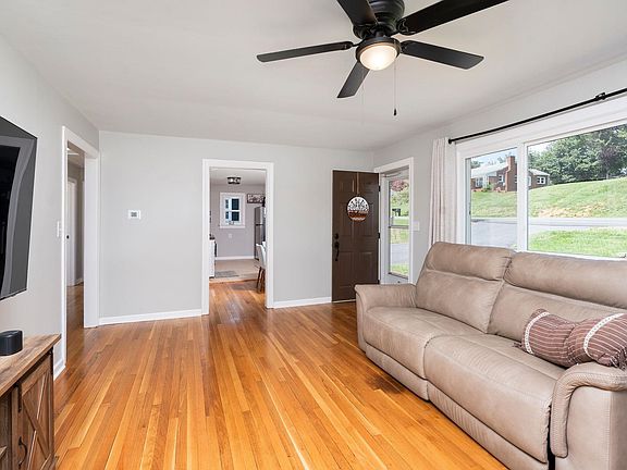 4th image of 372 Frontier Dr
