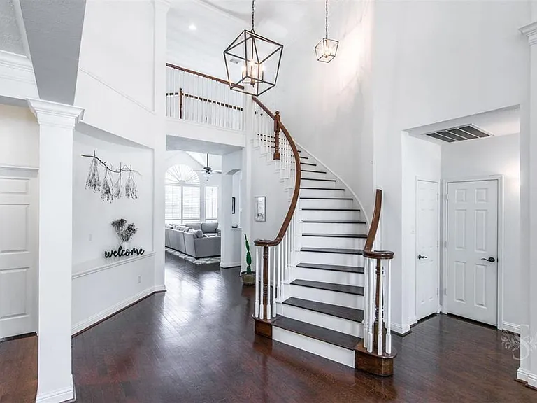 2211 Merrill Hills Cir — Photo 2