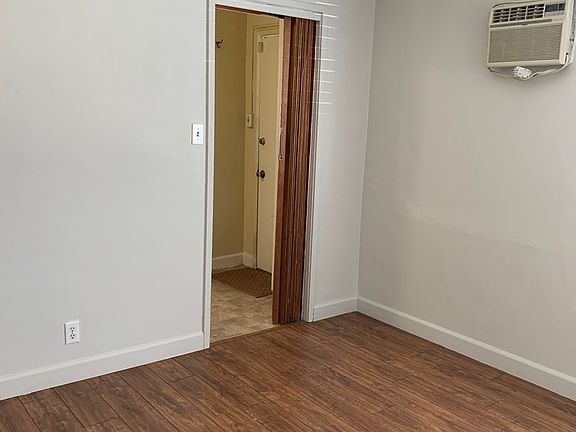 3rd image of 15205 Roscoe Blvd