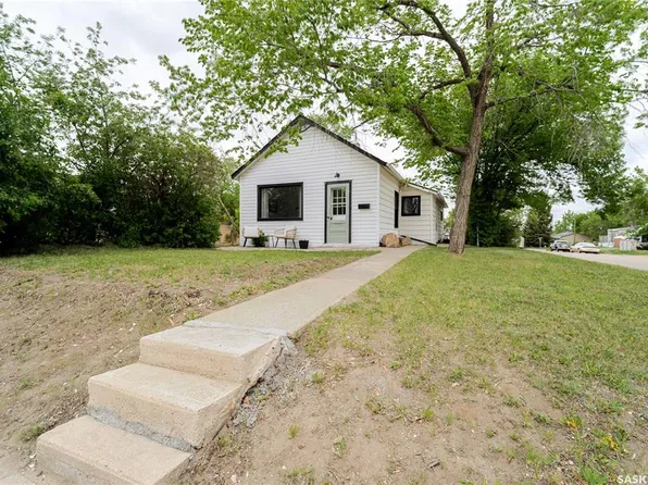 1102 IROQUOIS STREET W, Moose Jaw, SK S6H 5B9