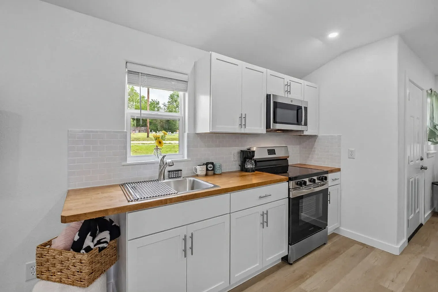 1 bed, 1.0 bath, 893 sqft, $2,500 — Photo 3