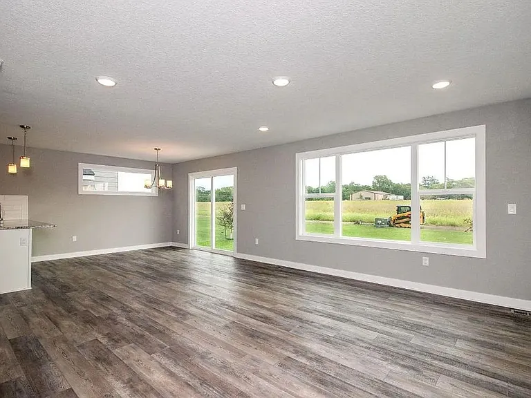 1817 NE Heritage Dr — Photo 3