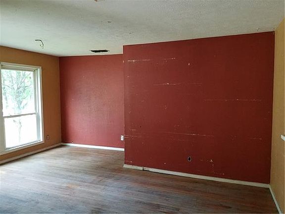 2nd image of 828 Holly Dr