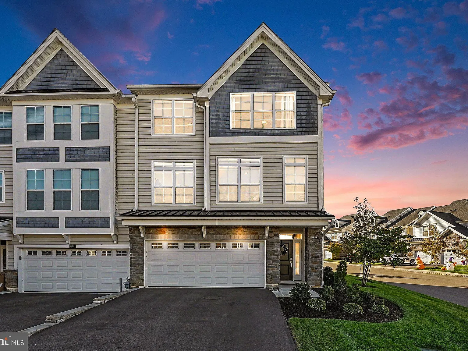 4 bed, 3.5 bath, 2438 sqft, $4,500 — Photo 1
