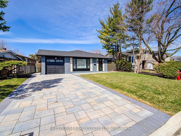 6 Willis Dr #UPPER LEVEL — Photo 1