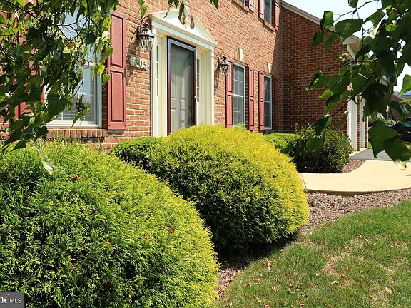 3rd image of 1305 N Foxpointe Dr