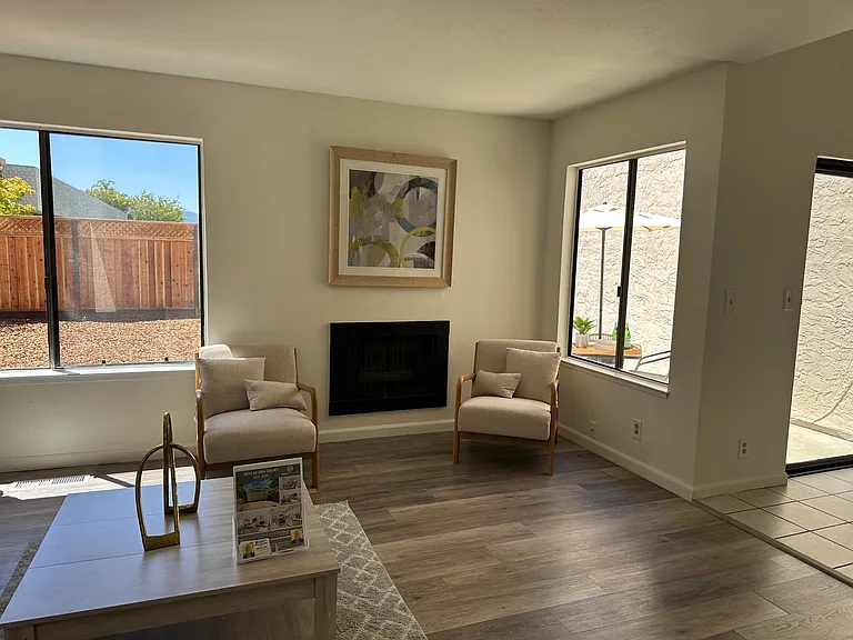 3133 Acorn Ct — Photo 2