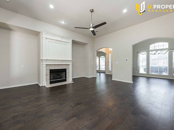 3rd image of 909 Rosemary Dr