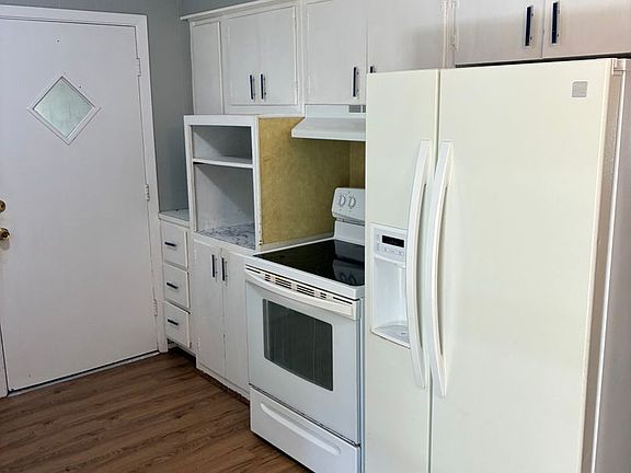 4th image of 200 Robin Way St