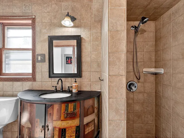 687 Avenue East image 30 of 32