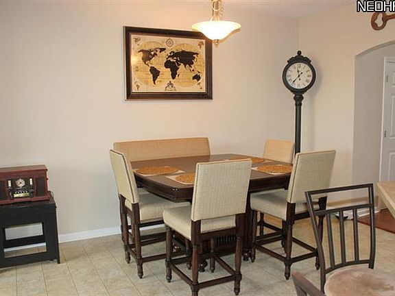 3rd image of 321 Lakewick Ln