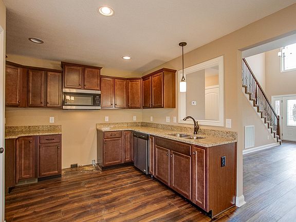 5th image of 1111 Hillard Ln