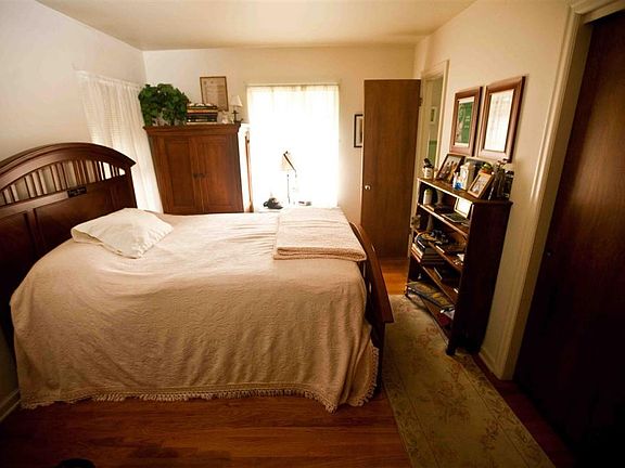 5th image of 630 N Coquillard Dr