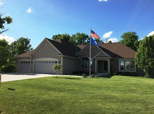 3900 E Green Meadows Ct, Oak Creek, WI 53154