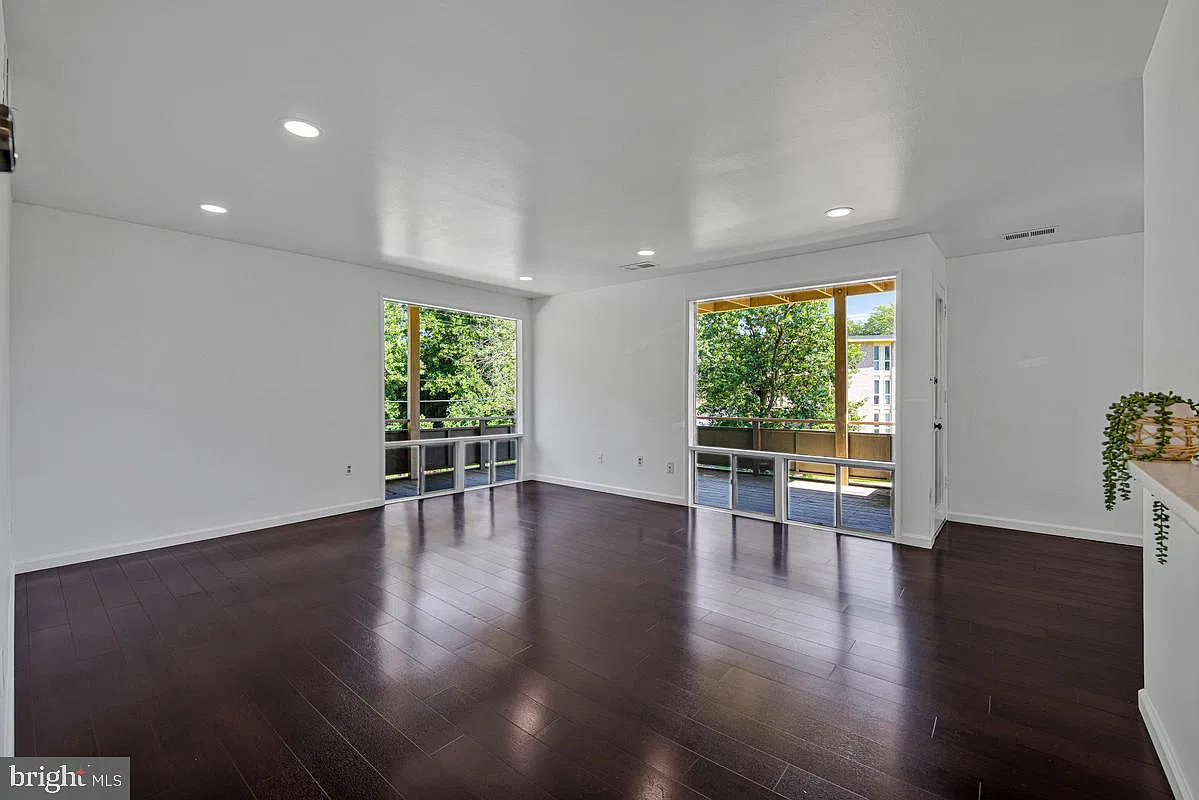 2 bed, 1.0 bath, 884 sqft, $1,900 — Photo 3