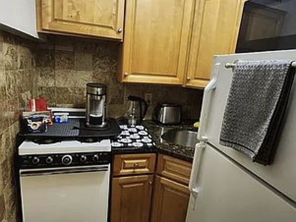 4th image of 27 W 76th St Penthouse B
