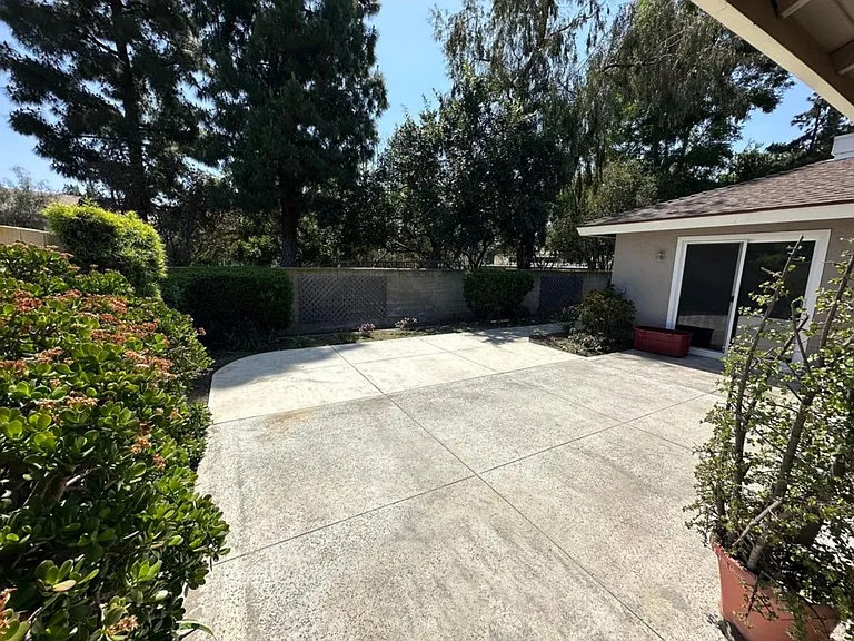 E La Veta Ave — Photo 8