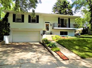 477 White Pine Rd, Buffalo Grove, IL 60089