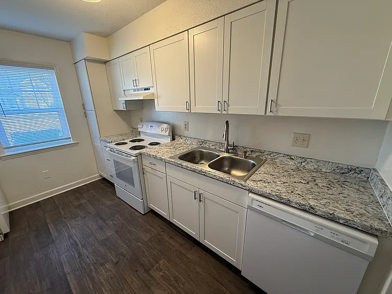 Avery Close Condominiums — Photo 8