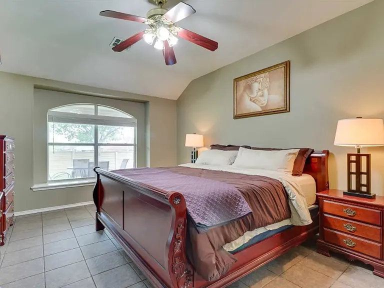 Mater bed room - King bed