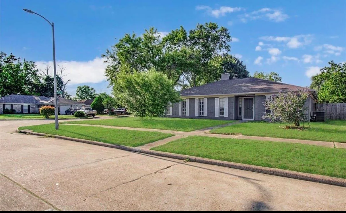 3 bed, 2.0 bath, 1842 sqft, $2,200 — Photo 2