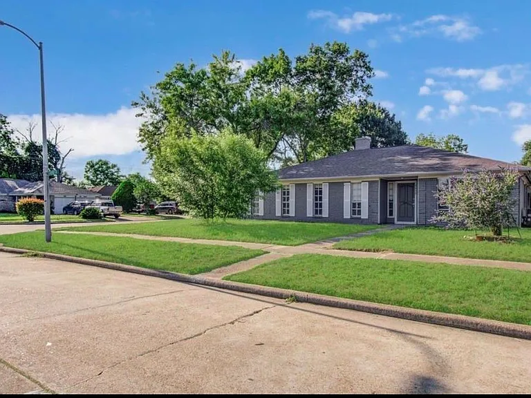 9430 Claridge Dr — Photo 2