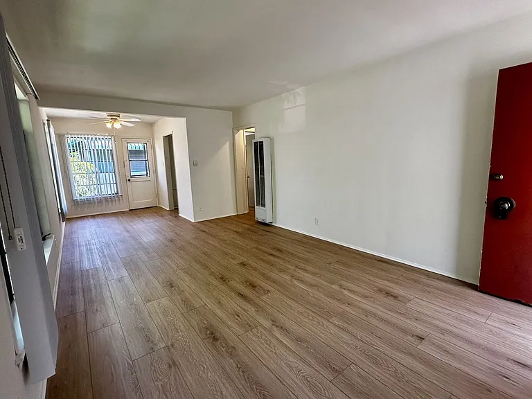 340 N Isabel St — Photo 6