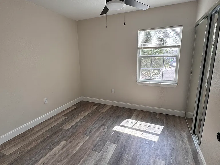 1100 Lowry Ave #38 — Photo 5