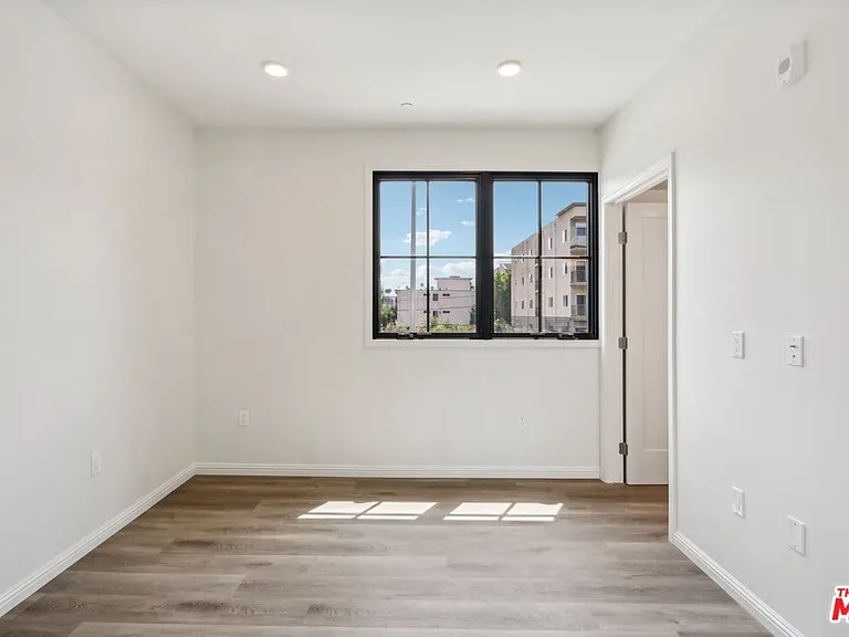 951 S Wilton Pl #201 — Photo 11