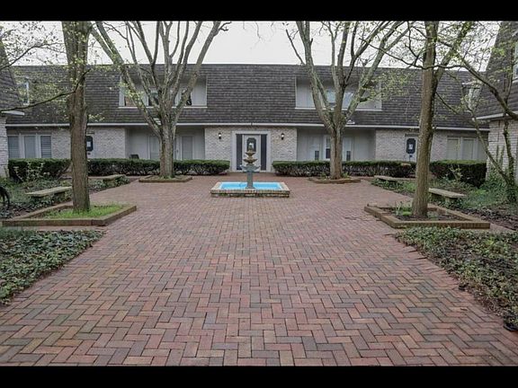 2nd image of 840 Malabu Dr APT 205