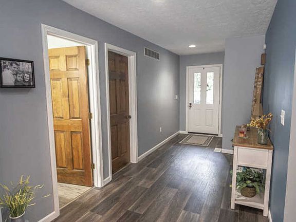 3rd image of 73 Lancelot Ct