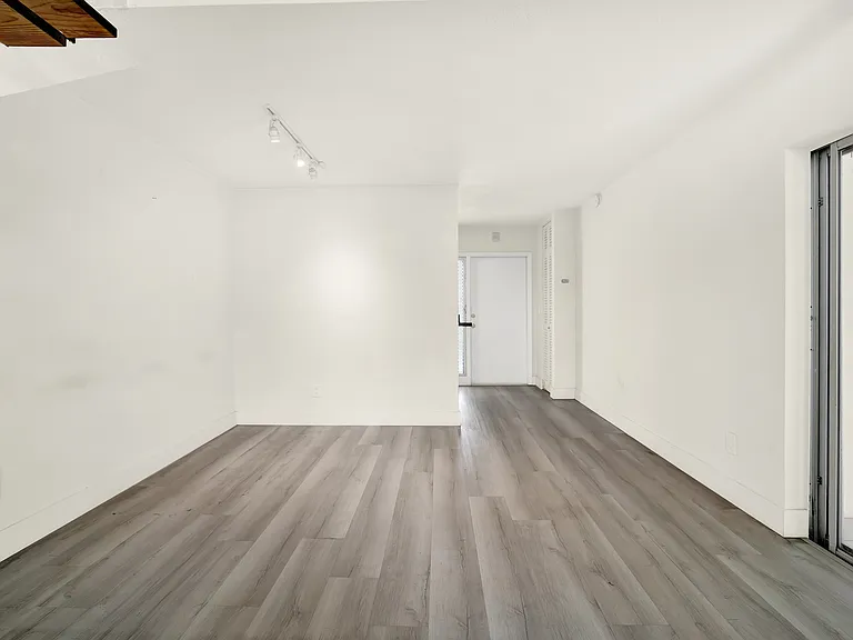 416 Santander Aveapt O — Photo 4