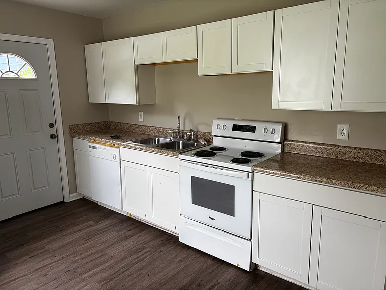 2304 Tyler Ave — Photo 4