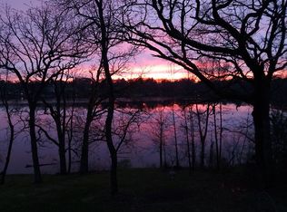 114 Lake Shore Dr, Oakwood Hills, IL 60013