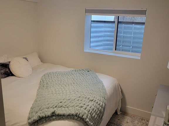 3rd image of 3131 E Celeste Cir
