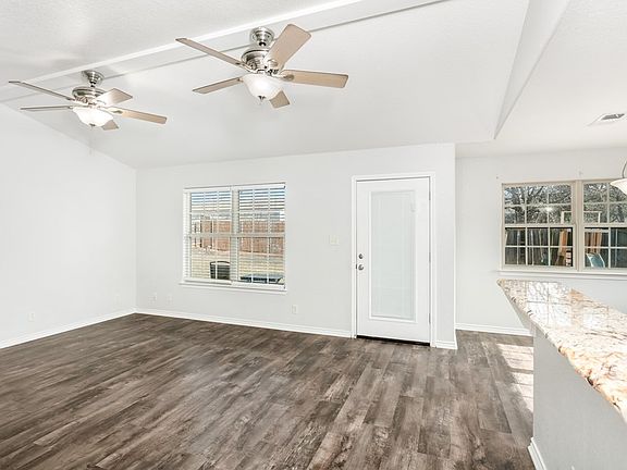 4th image of 211 Green Oaks Loop