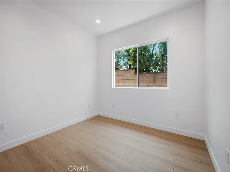 10053 Amestoy Ave — Photo 12
