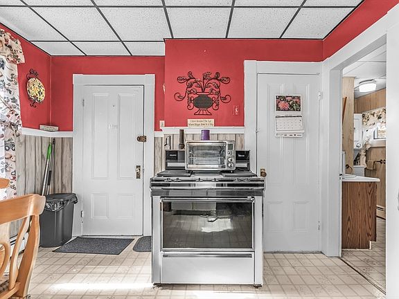 3rd image of 923-925 Essex St