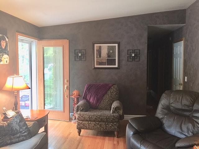 2nd image of 1281 Riverview St