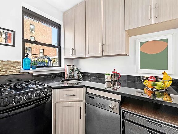 3rd image of 110 E 36th St #8C