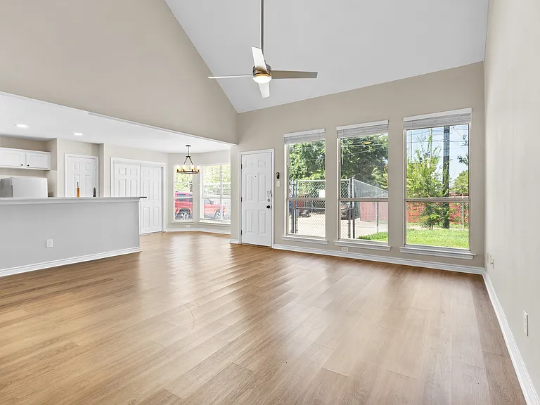 922 Binbrook Dr — Photo 2
