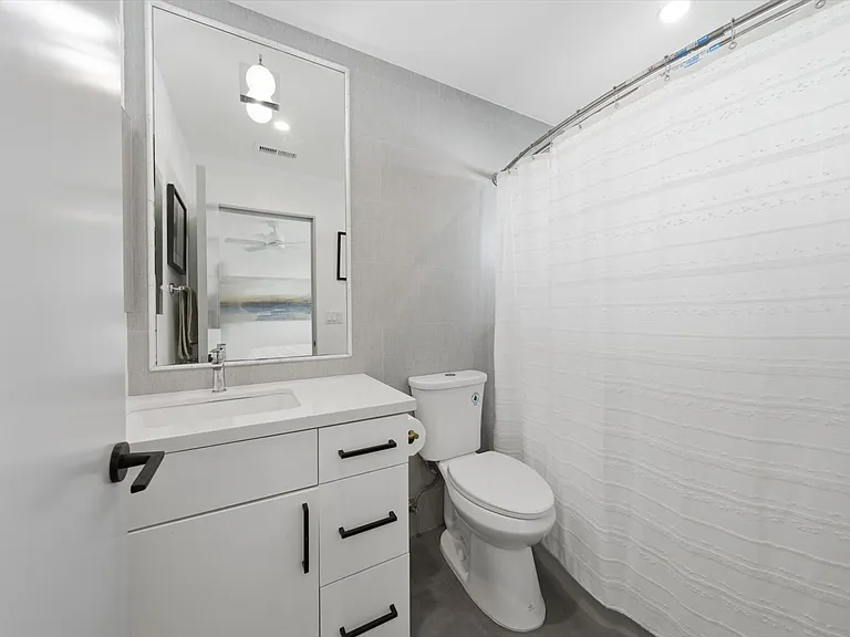 2219 Graham Ave — Photo 35