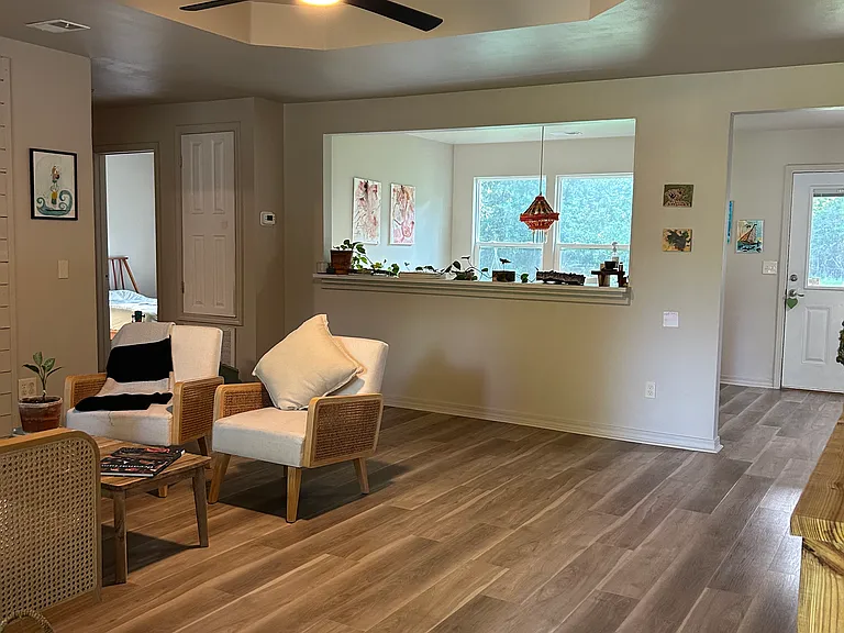 405 Phillips Dr — Photo 3
