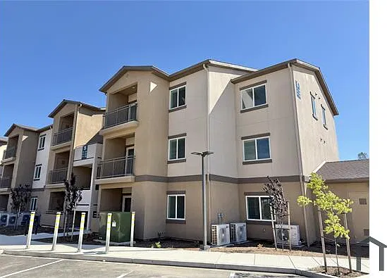 1 bed, 700 sqft, $1,464 — Photo 1