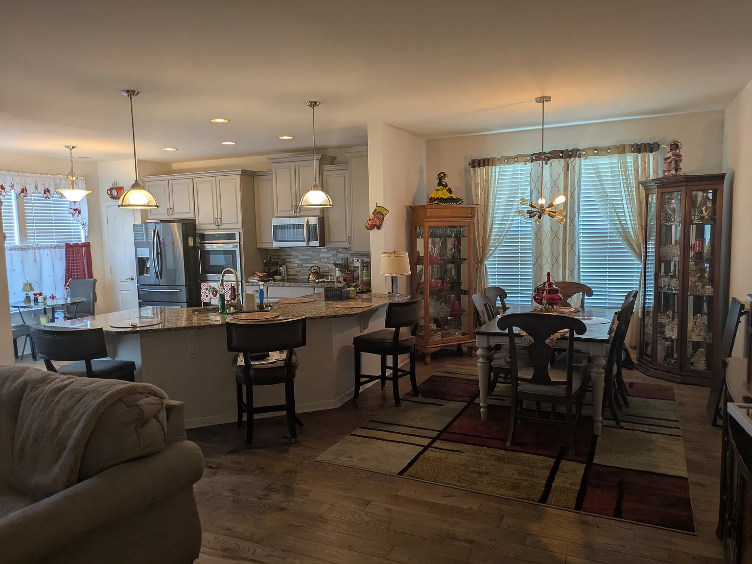 3 bed, 1900 sqft, $3,377 — Photo 2