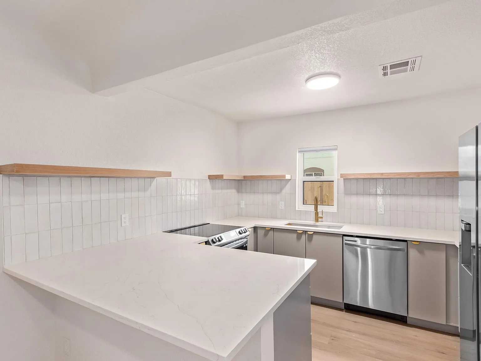 2 bed, 940 sqft, $2,350 — Photo 3