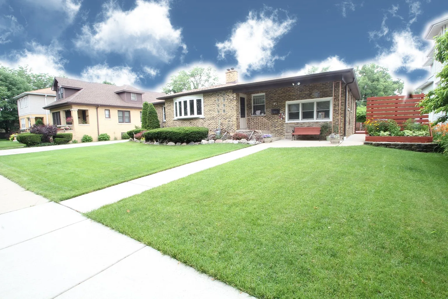 926 Woodlawn Ave photo 1
